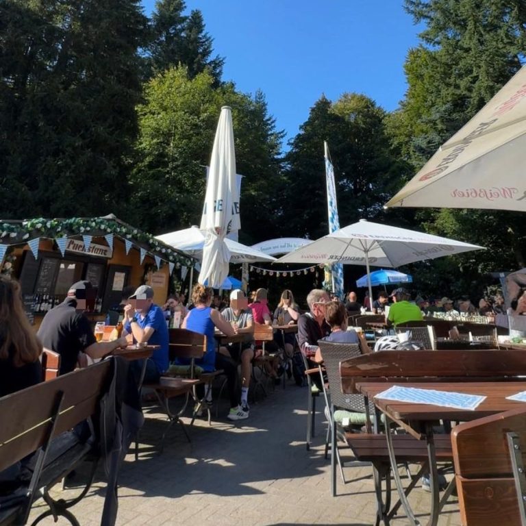 Großer Gemütlicher Biergarten im Gasthaus Fuchstanz im Taunus - ideal für Familien, Wandergruppen und Firmenfeiern